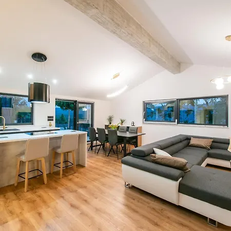 New! Florinda With Pool Near Split * Srinjine