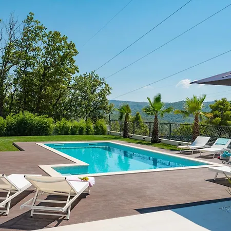 New! Florinda With Pool Near Split